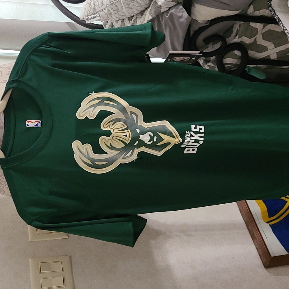Men's Bucks Antetokounmpo tshirt